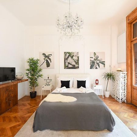 Ferienwohnung Love.Travel.Explore ♥️Apt W/ Balcony In Old Town Bukarest Exterior foto